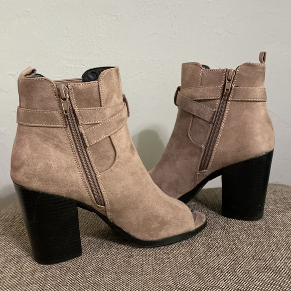 London Rag taupe colored peep toe, suede ankle boots, size 7. - Picture 5 of 13